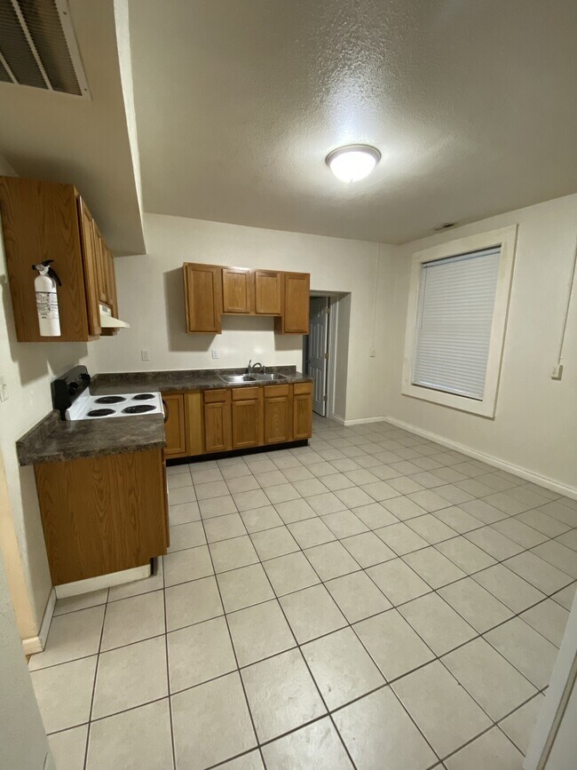 Building Photo - 1635 White St Apartments