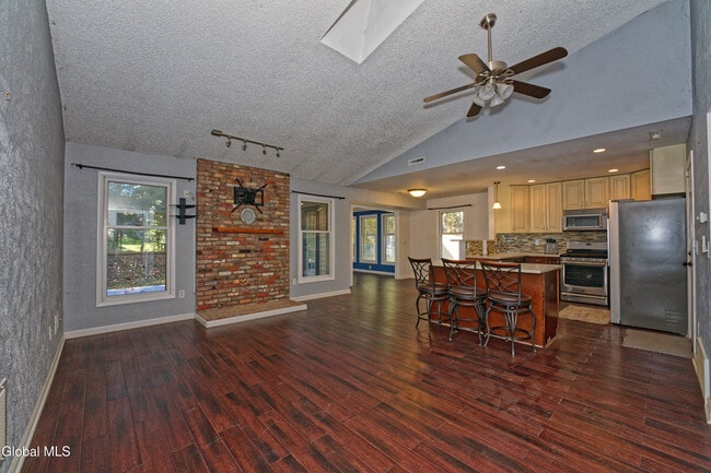 Building Photo - 638 Top Ridge Dr