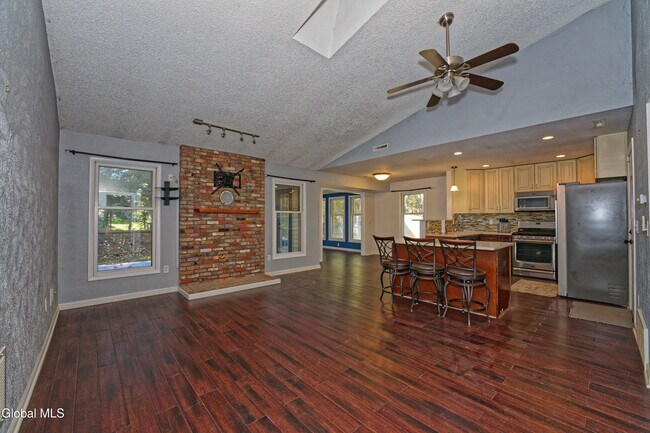 Foto del edificio - 638 Top Ridge Dr