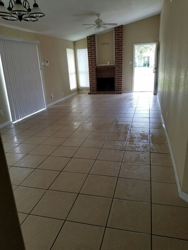 SALA DE ESTAR CON CHIMENEA - 23242 Pebworth Pl