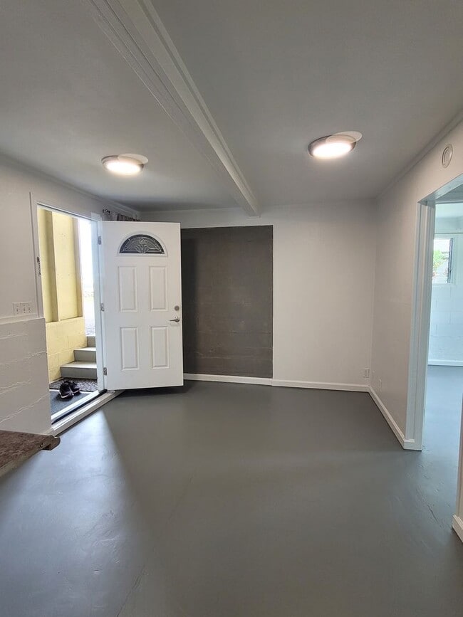 Building Photo - 121 W Kahaopea St