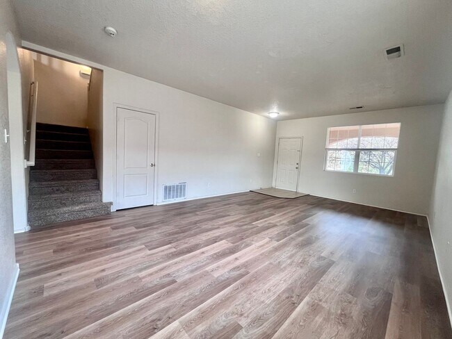 Foto del edificio - Stunning 3 bed, 2.5 bath, 2575 sq ft home New Flooring