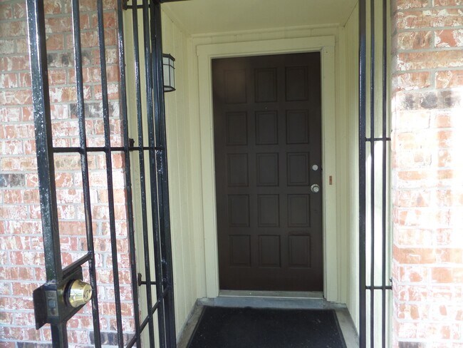 Foto del edificio - 14611 Leacrest Dr