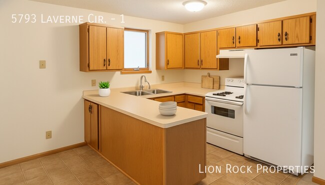Foto del edificio - 5793 Laverne Cir N