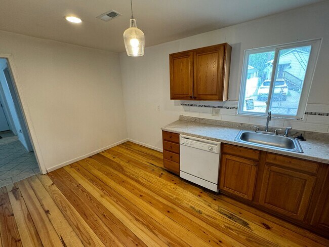 Foto del edificio - Cozy 2 BR 1 BA in Bevo Mills off Holly Hil...