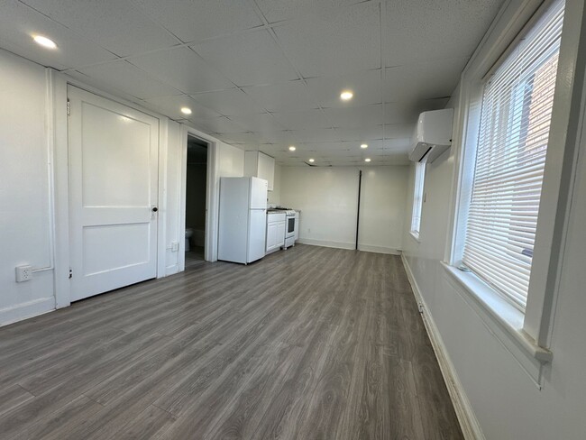 Building Photo - Spacious Rooftop Studio Efficiency with Ga...