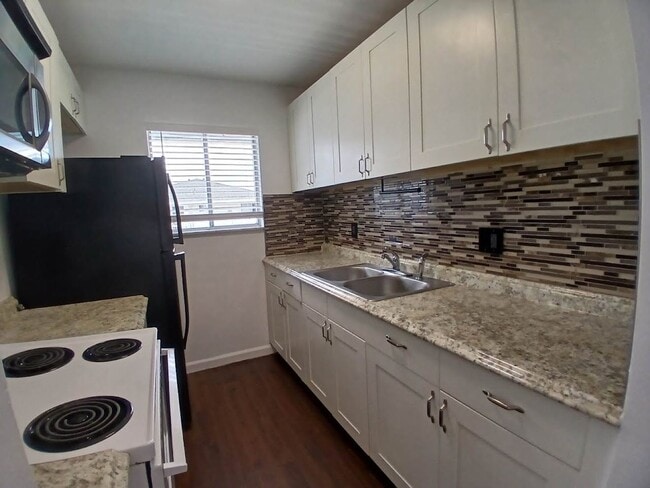 Building Photo - Top Floor 2 BR - Private Balcony + Garage ...