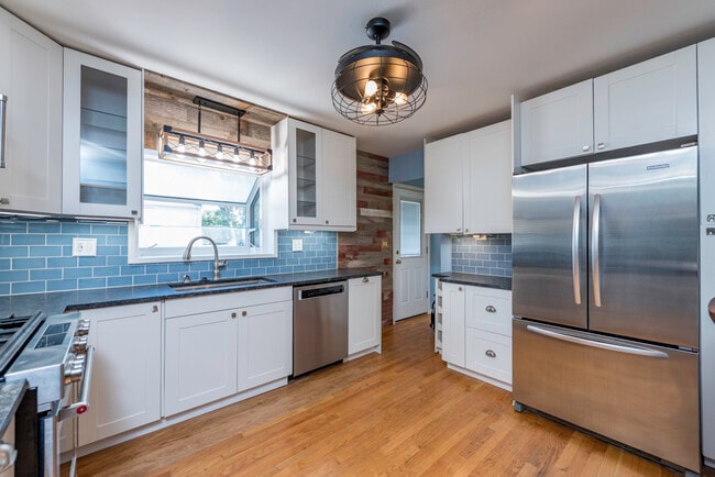 Building Photo - 18225 W Lindenwood Dr