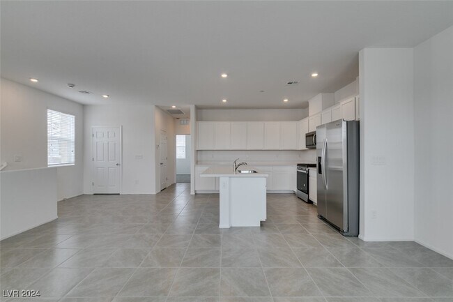 Building Photo - 670 Bellus Pl