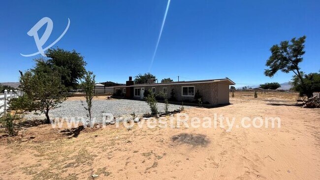 Building Photo - 3 Bed, 2 Bath Horse Property in Apple Valley!