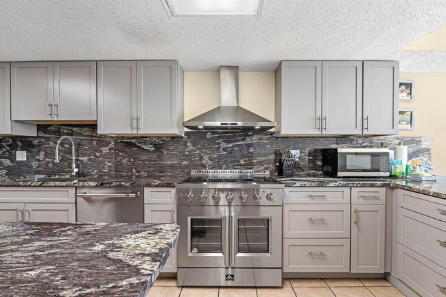 Building Photo - 1007 W Beach Blvd