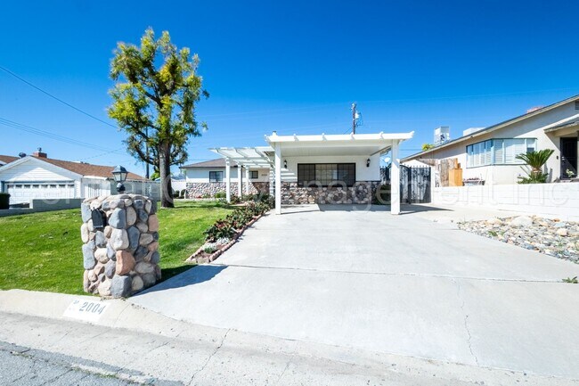 Building Photo - 3 Bedroom/2 Bath Home - $1995 per month!