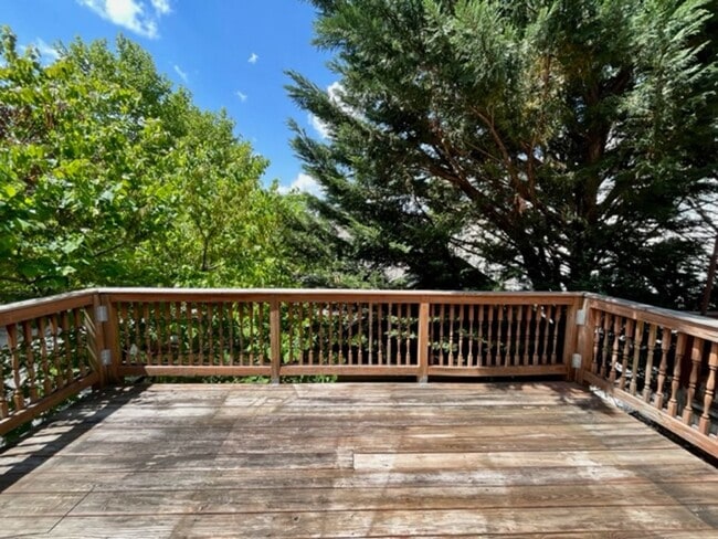 Building Photo - Spacious and bright 3 BR 3.5 BA TH with ga...
