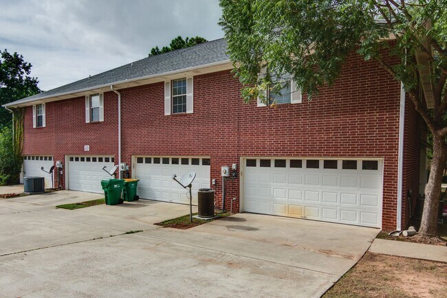 Foto del edificio - Townhome on Skyline Boulevard For Rent!