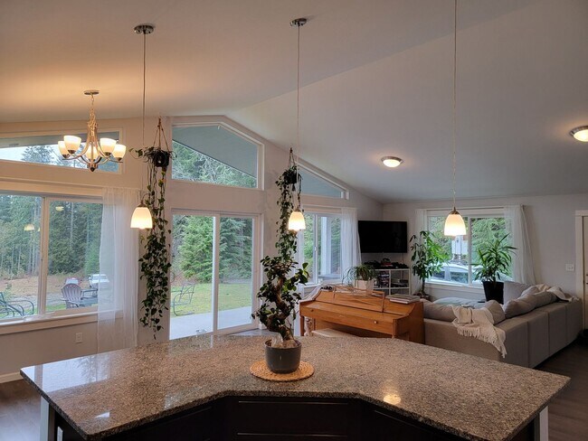 Foto del edificio - 3 Bed 2 Bath Rambler w/Garage on shy 5 acres