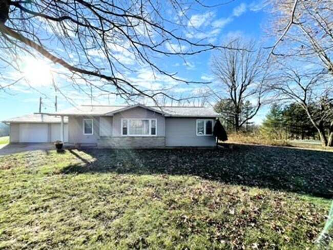 Building Photo - Spacious 2 bedroom/ 1 bath home with a par...