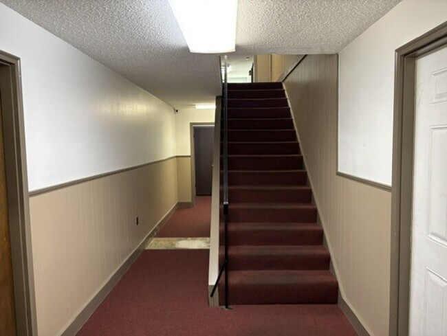 Foto del edificio - 613 Colonial Dr