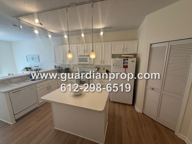 Foto del edificio - End Unit Townhouse for August, Vaulted Cei...