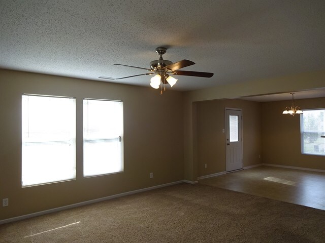 Building Photo - 489 Bourneside Dr