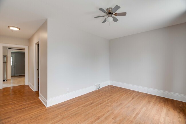 Building Photo - 206 Clarence St