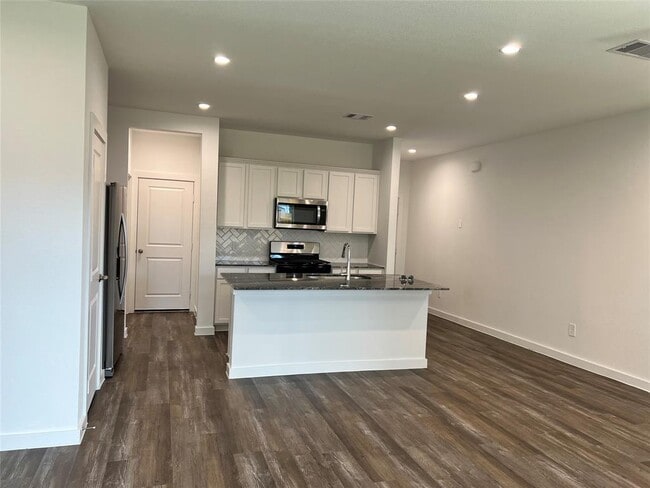 Building Photo - 3016 La Latina Dr