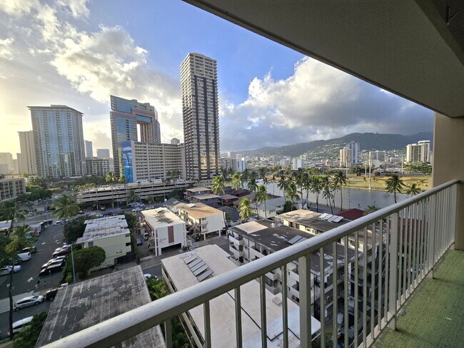 Foto del edificio - Spacious 2br/1.5ba/2pkg Condo in Waikiki