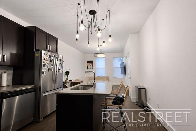 Building Photo - Crown Heights 2BR/2BA w/ In-Unit Laundry