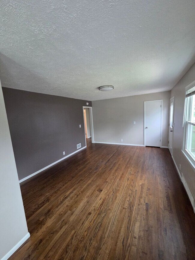 Foto del edificio - Newly remodeled 3/1/1 with fenced in backyard!