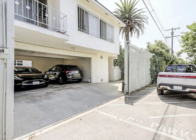 Entrada trasera de la unidad del segundo piso - 2113 S Orange Dr