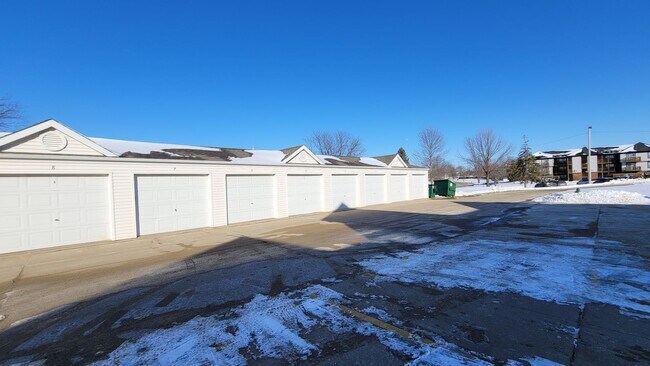 Foto del edificio - SW 2 Bedroom 1 bath Condo, Balcony, Fireplace and Garage