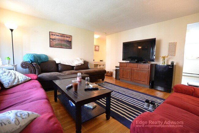 Building Photo - 105 Colborne Rd