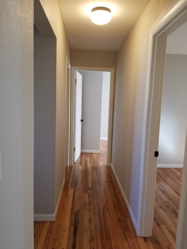 Building Photo - Remodeled 4 Bedroom 2 bath, NW Corvallis