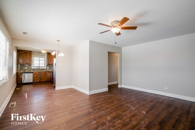 Building Photo - 1295 Greenbay Ave