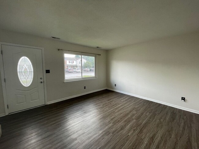 Building Photo - 2 bedrooms and 1.5 Bath