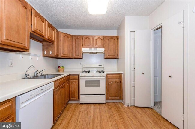 Foto del edificio - 5225 Pooks Hill Rd