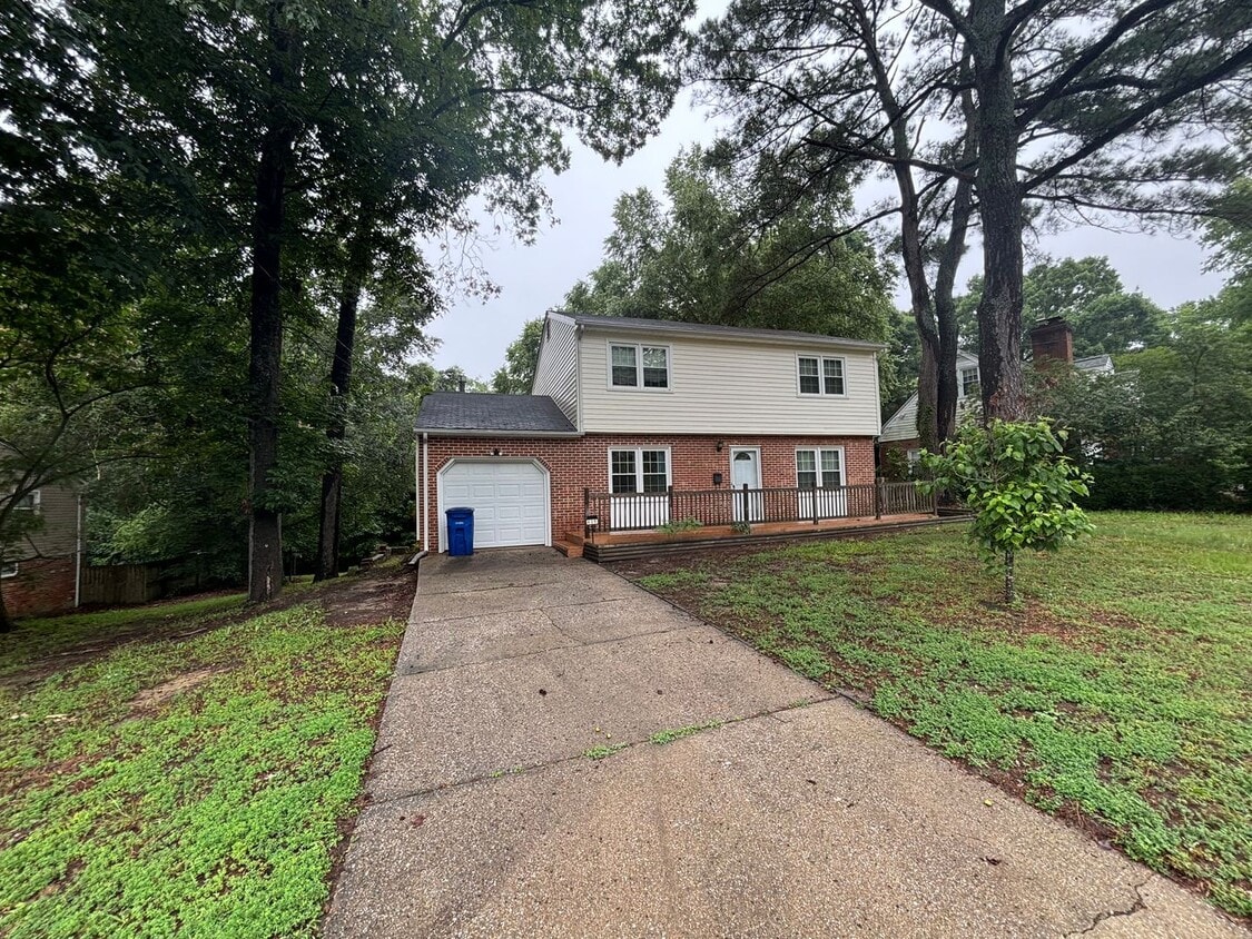 Primary Photo - Charming 4 Bedroom 1.5 Bathroom Colonial S...