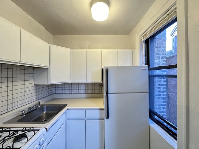 Foto del edificio - 714 W Belmont Ave