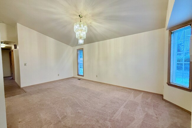 Foto del edificio - Sunny Rambler on Corner Lot with Large Fenced Yard & Deck