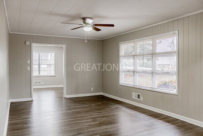 Foto del edificio - NOW OFFERING $250 OFF FIRST FULL MONTH IF ...