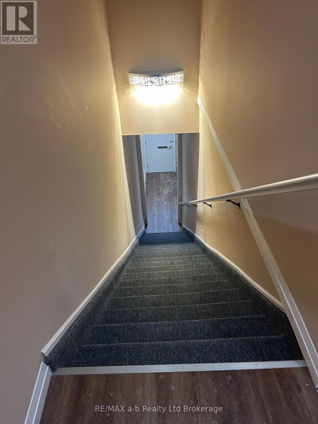 Building Photo - 136 Thames St S