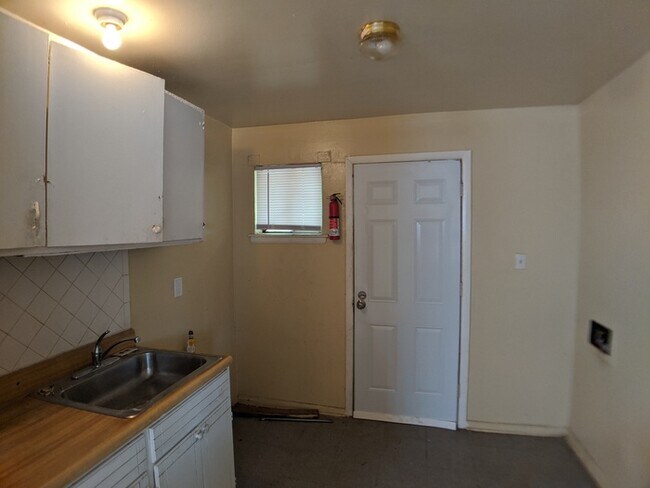 Building Photo - Renovated Apartment Near Rhodes College!