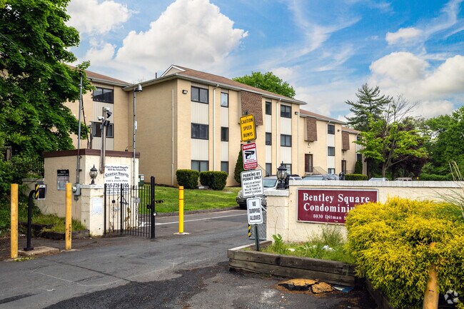 Entrada compleja - Bentley Square Condominiums