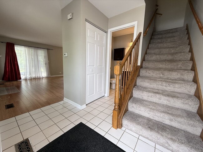 Building Photo - 370 Sandhurst Ln