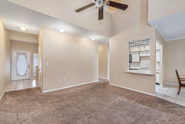 Foto del edificio - AVAILABLE AUGUST 2025! Great Townhome in C...
