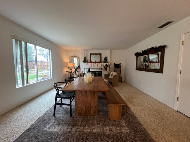 Foto del edificio - Wonderful 4 Bedroom Home Near Parks With Shopping Nearby!