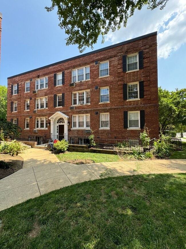 Top Floor Recently Updated MacArthur Blvd One Bedroom W/Parking Included - Top Floor Recently Updated MacArthur Blvd One Bedroom W/Parking Included Apartment