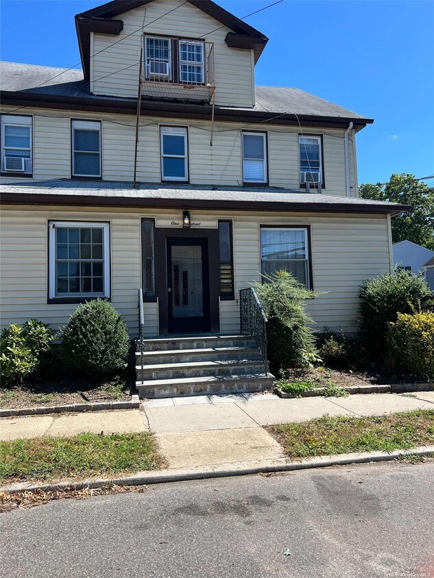 Primary Photo - 100 Grand St