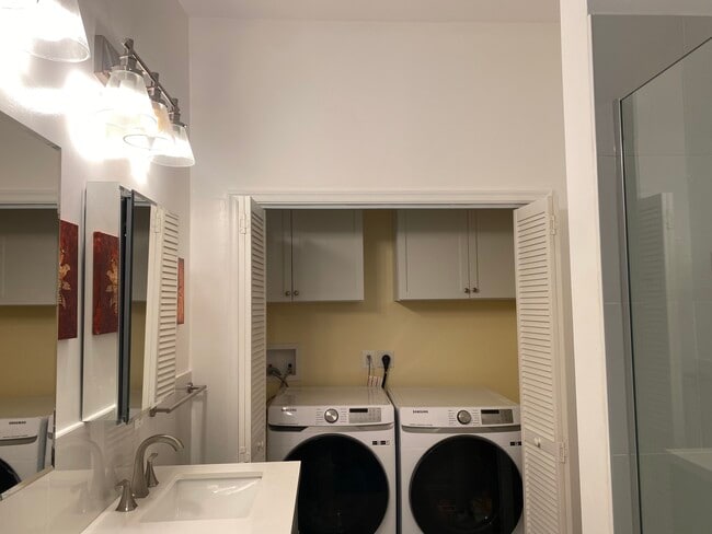 Primary Suite Washer/Dryer - 3420 Purdue St