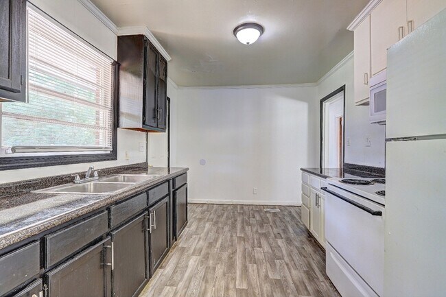 Building Photo - 2006 Pine Hill Dr