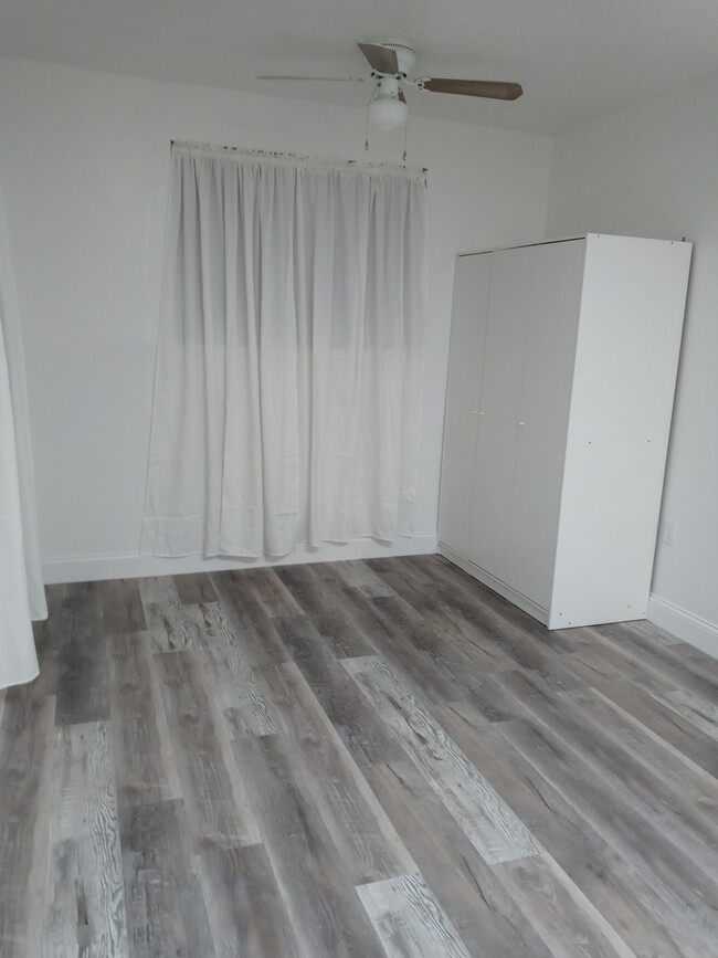 Living Area - 75 NE 170th St